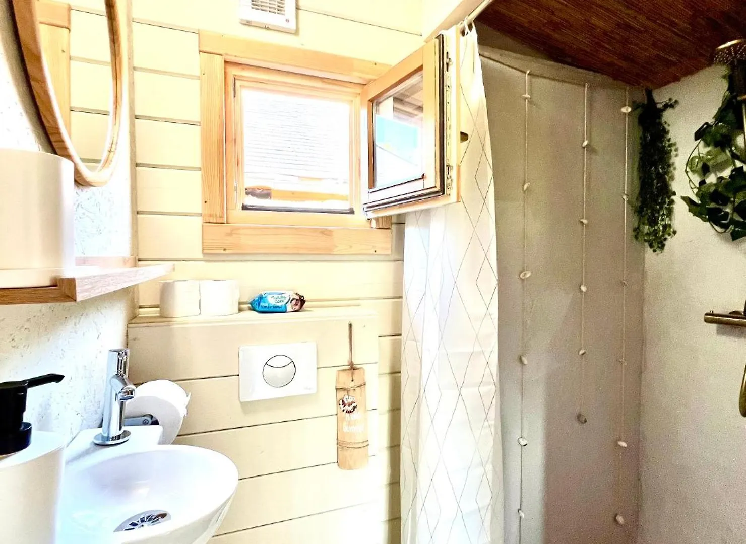 Mediterranean Style Chalet With Jacuzzi And Garden Near Amsterdam Vijfhuizen